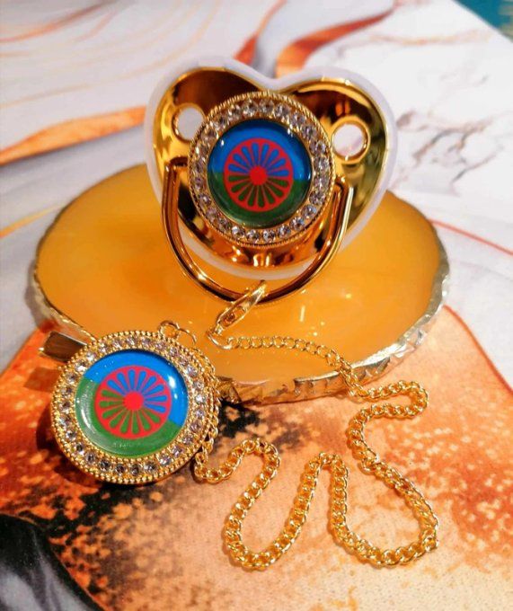 Tétine, sucette avec attache Drapeau voyageur gitan 