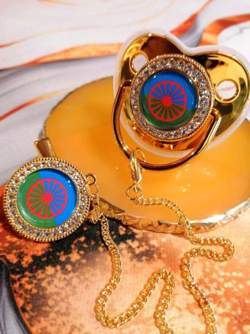 Tétine, sucette avec attache Drapeau voyageur gitan 