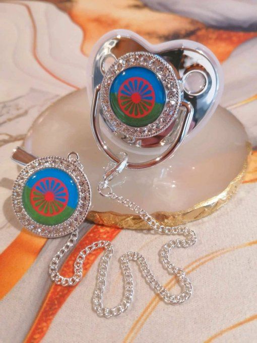 Tétine, sucette avec attache Drapeau voyageur gitan 