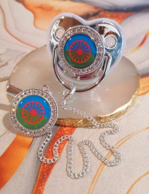 Tétine, sucette avec attache Drapeau voyageur gitan 