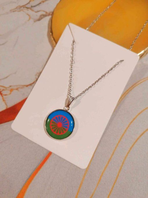 Collier pendentif drapeau voyageur gitan