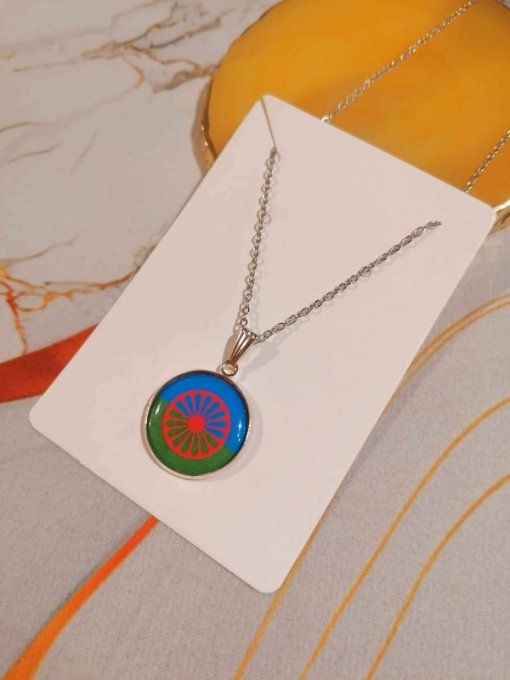 Collier pendentif drapeau voyageur gitan 