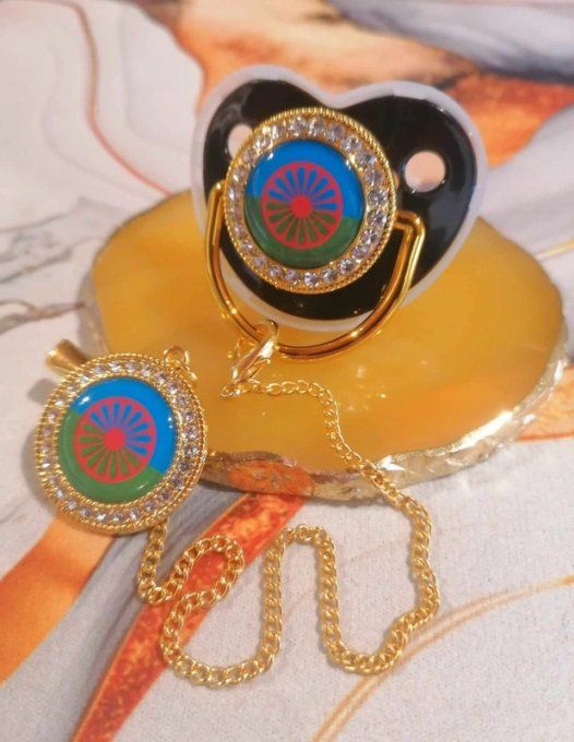 Tétine, sucette avec attache Drapeau voyageur gitan 