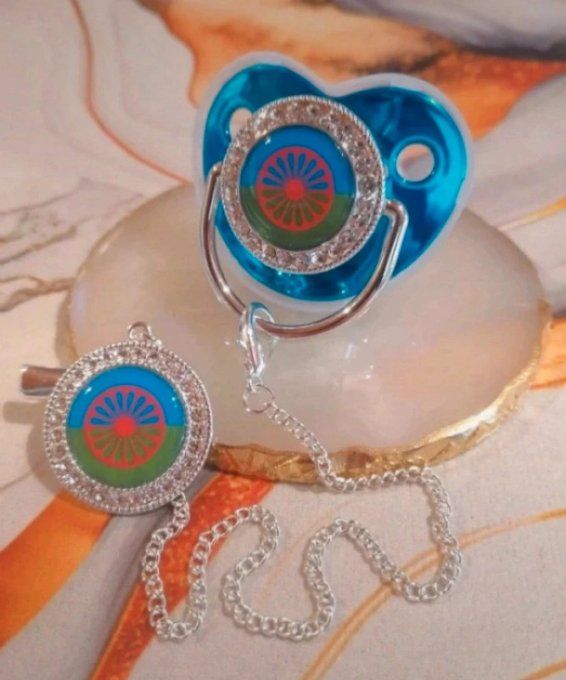 Tétine, sucette avec attache Drapeau voyageur gitan 