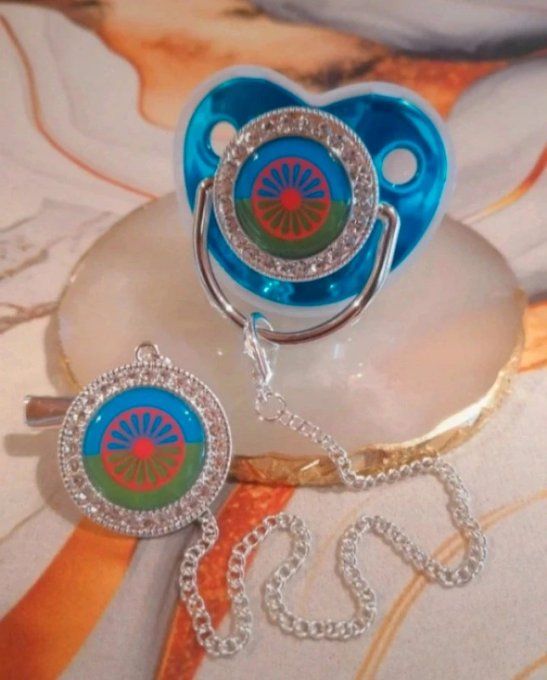 Tétine, sucette avec attache Drapeau voyageur gitan 