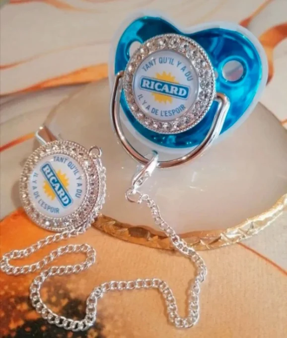 Tétine, sucette avec attache TANT QU'IL Y A DU RICARD IL Y A DE L'ESPOIR 