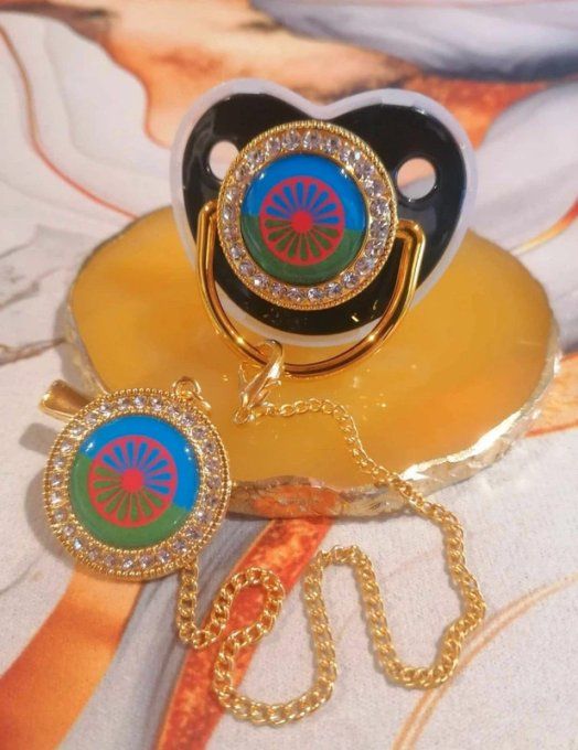 Tétine, sucette avec attache Drapeau voyageur gitan 