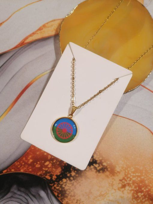 Collier pendentif drapeau voyageur gitan 