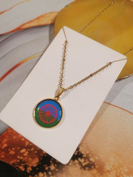 Collier pendentif drapeau voyageur gitan 