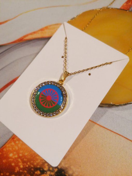 Collier pendentif drapeau voyageur gitan strass