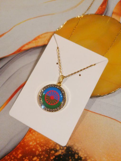 Collier pendentif drapeau voyageur gitan strass