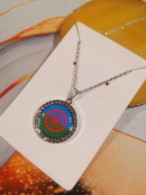 Collier pendentif drapeau voyageur gitan strass