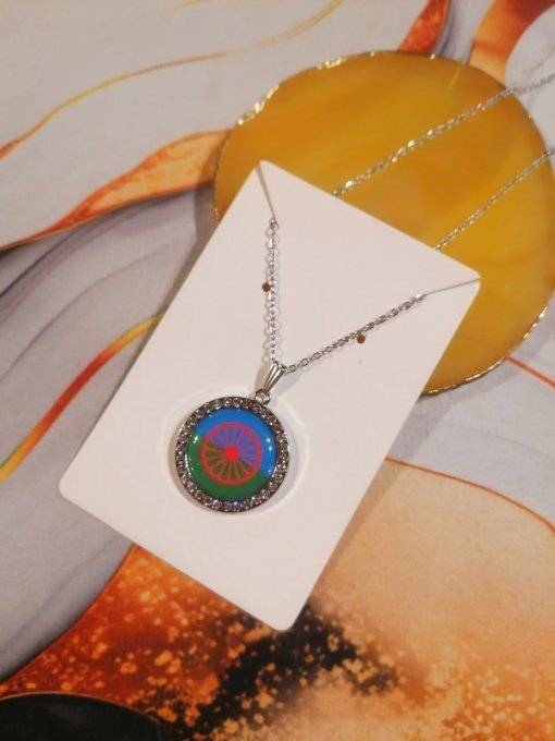 Collier pendentif drapeau voyageur gitan strass