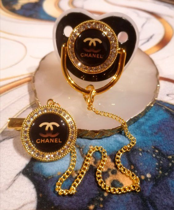 Tétine, sucette avec attache Chanel 