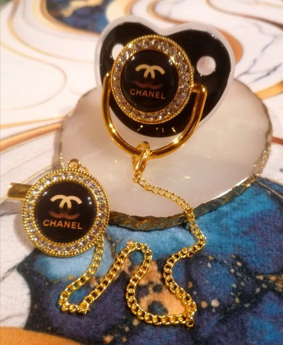 Tétine, sucette avec attache Chanel 