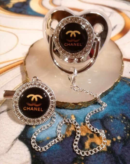 Tétine, sucette avec attache Chanel 