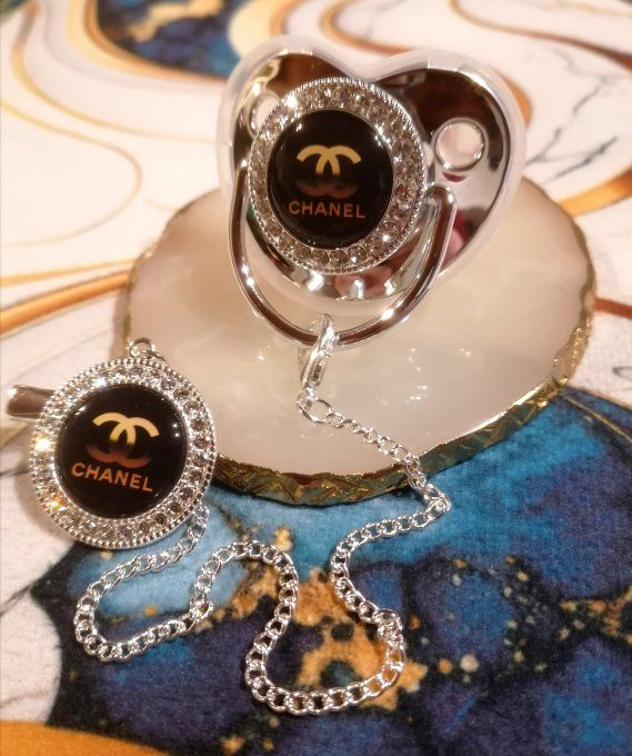 Tétine, sucette avec attache Chanel 