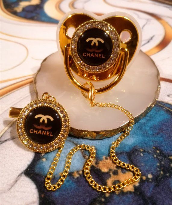 Tétine, sucette avec attache Chanel 
