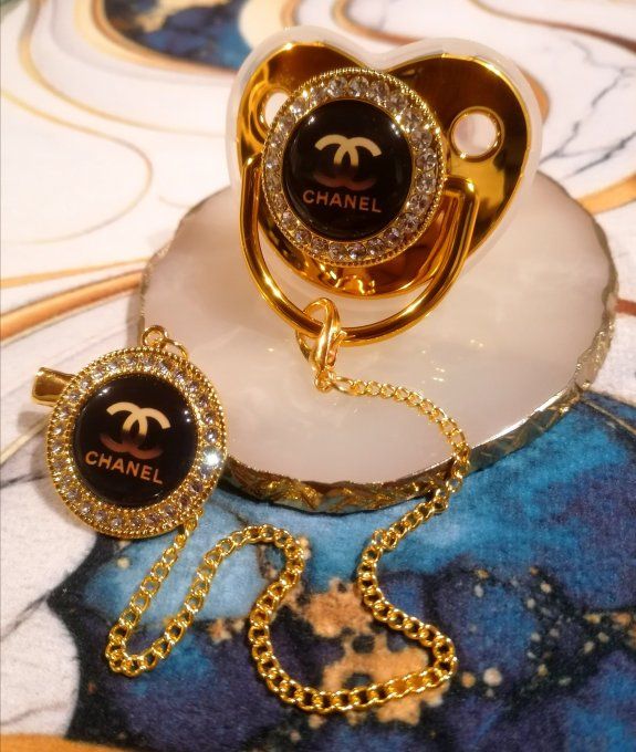 Tétine, sucette avec attache Chanel 