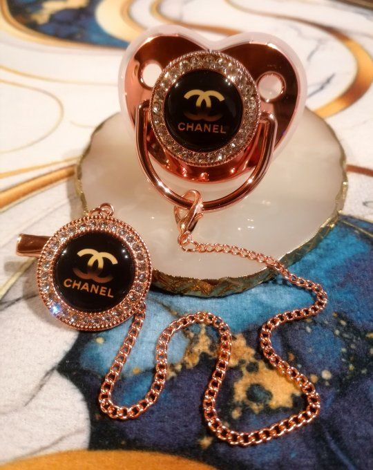 Tétine, sucette avec attache Chanel 