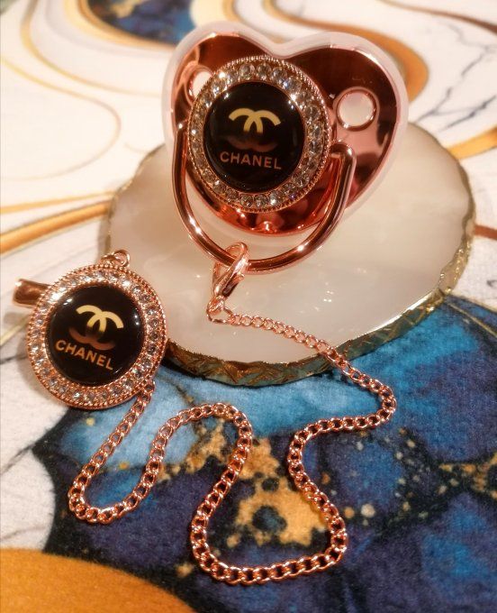 Tétine, sucette avec attache Chanel 
