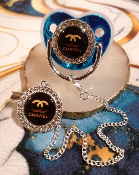 Tétine, sucette avec attache Chanel 