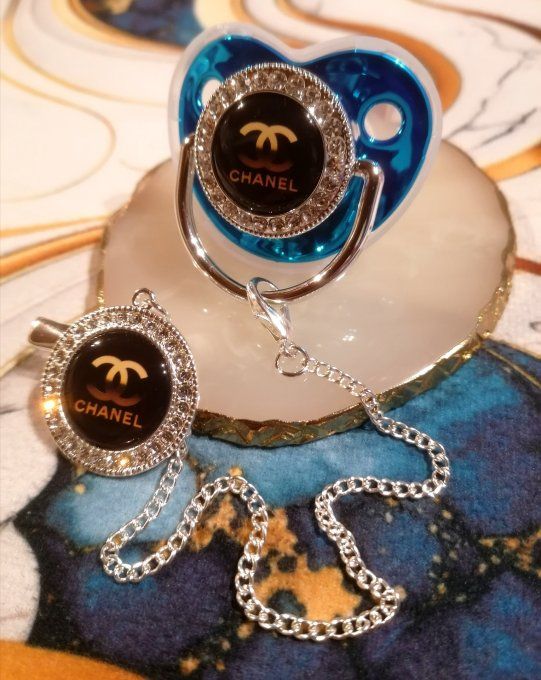 Tétine, sucette avec attache Chanel 