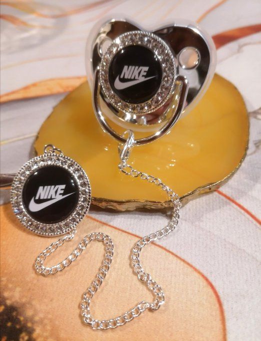 Tétine, sucette avec attache Nike 